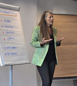 Prof. Dr. Jutta Heller erläutert in einem Workshop Werkzeuge für organisationale Resilienz. © Thomas Berner