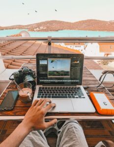 Working where others go on vacation: Legally non-trivial. © Unsplash.com